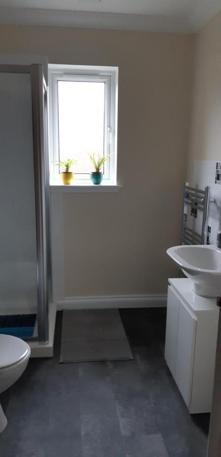 Tweepersoonskamer met 2 Aparte Bedden en Badkamer